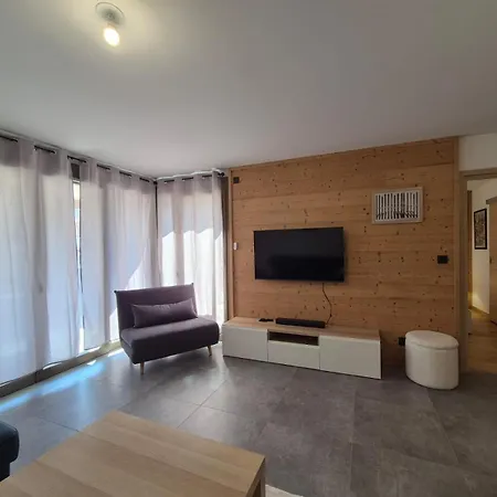2p Centre, Balcon & Parking Apartman